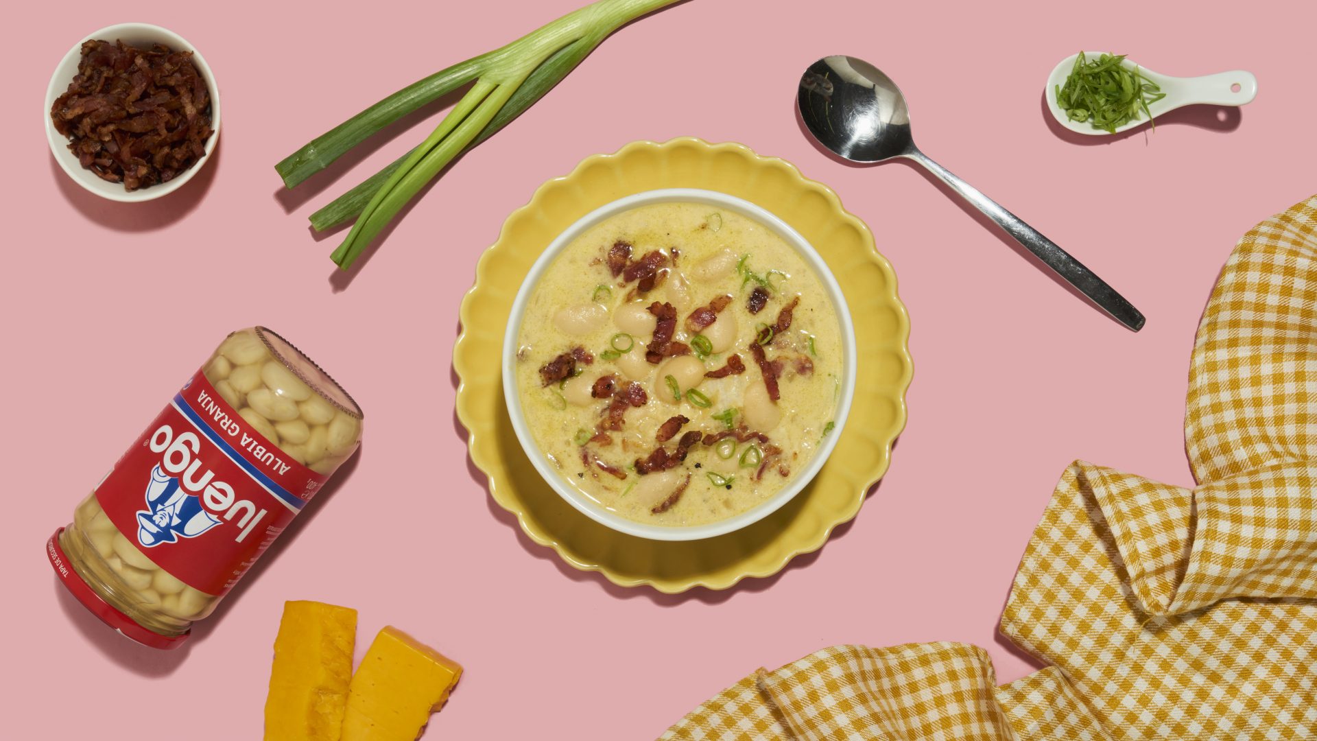 Sopa cremosa de alubias estilo loaded