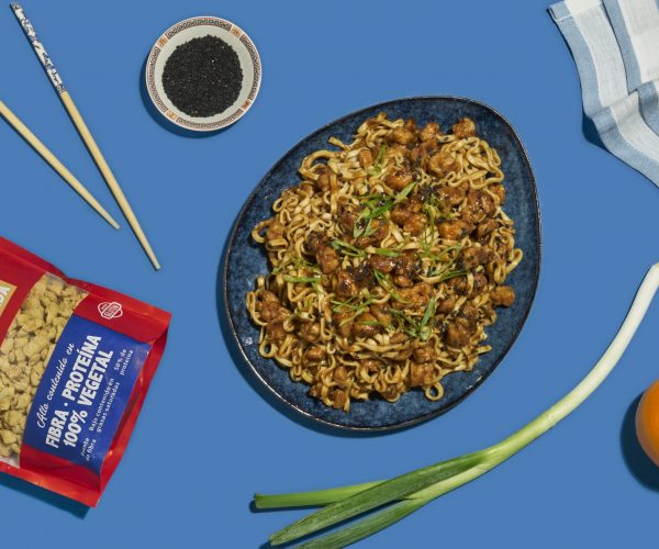 Noodles con soja texturizada a la naranja