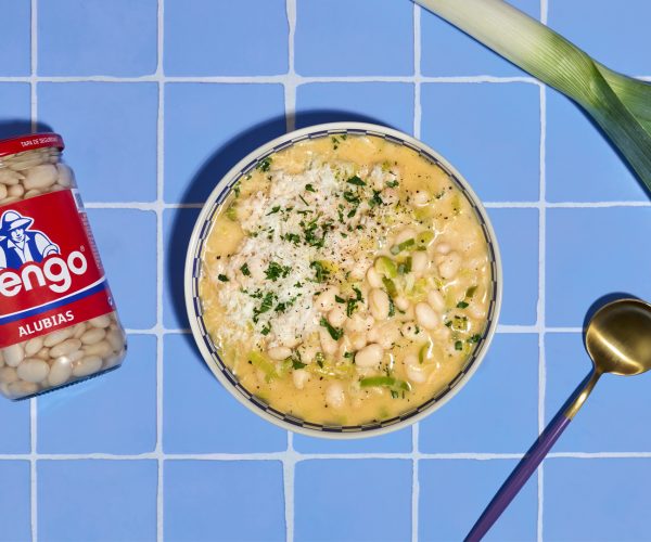 Guiso de alubias luengo de cucharita y manta (con puerro y parmesano)