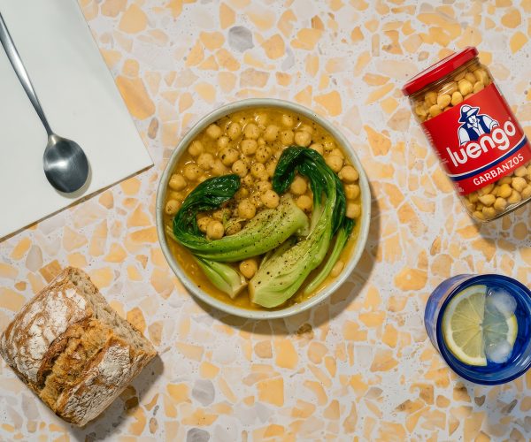Salteado de nuestros garbanzos con pak choi, estilo andaluz