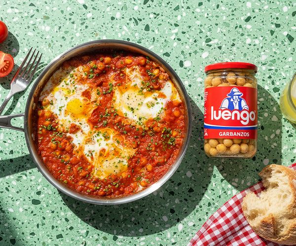 Huevos al plato con garbanzos