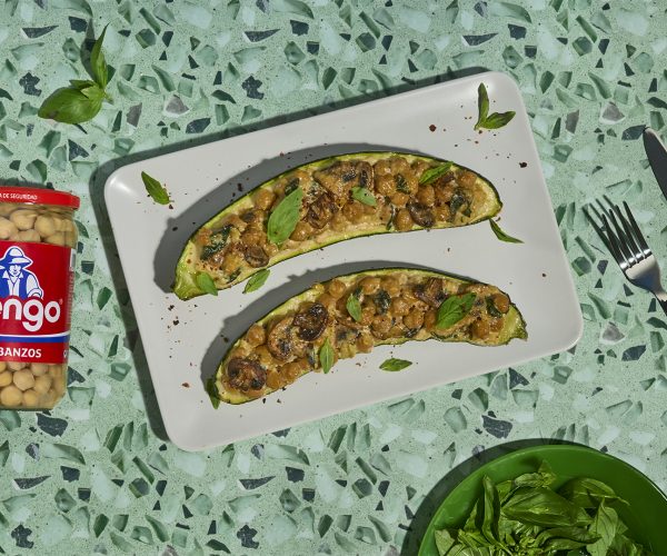 Calabacines rellenos de garbanzos, queso y verduras