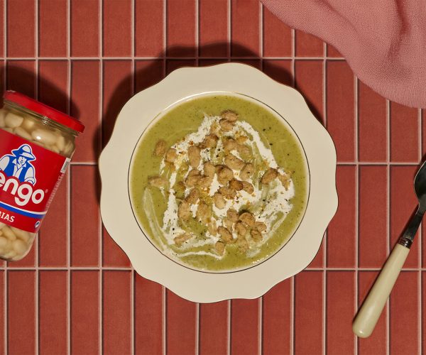Crema de brocoli con alubias crujientes