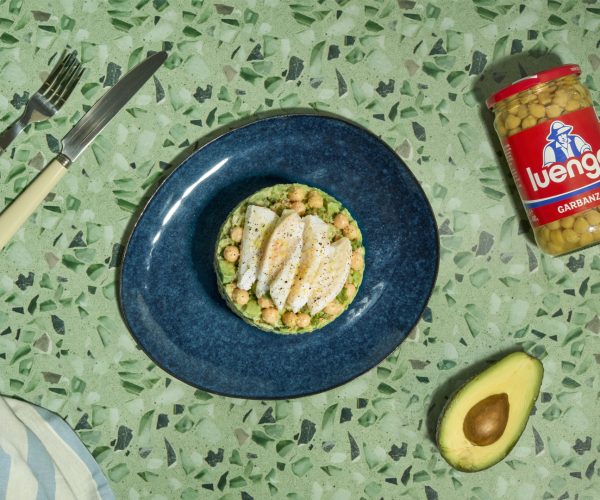 Ensalada cremosa de garbanzos, aguacate y bacalao