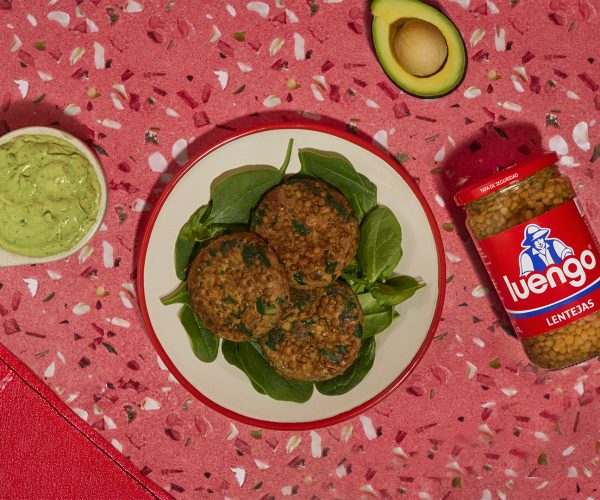 Hamburguesas de lentejas y espinacas con salsa cremosa de cilantro