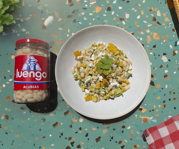 Ensalada cremosa de alubias, maíz, aguacate y feta